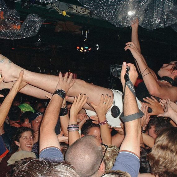 Drag crowd surfing