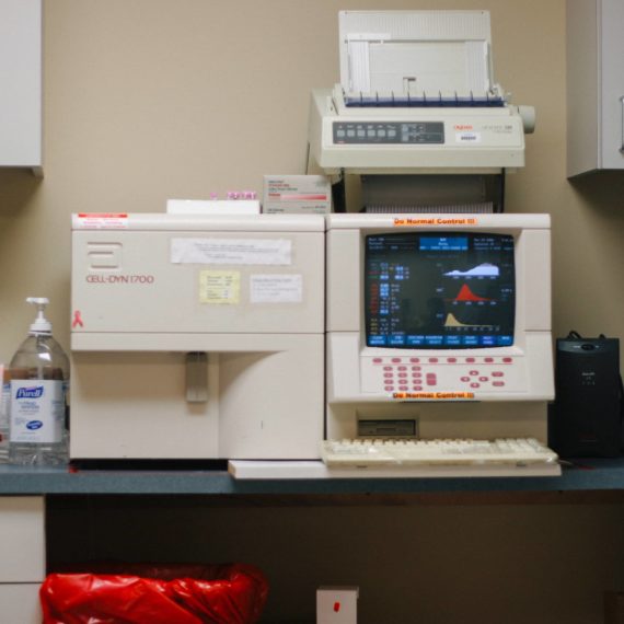 The CELL-DYN 1700 machine that checks bloodwork