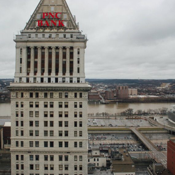 PNC Bank skyscraper in Cincinnati with Ohio River in background