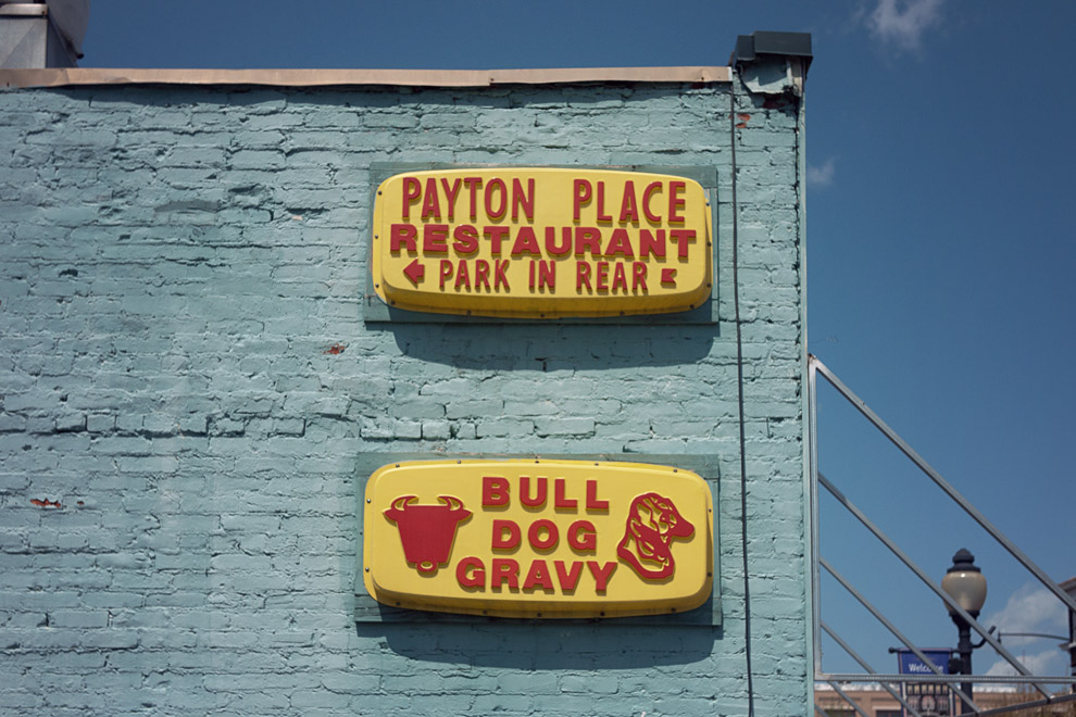 a sign that reads bull dog gravy