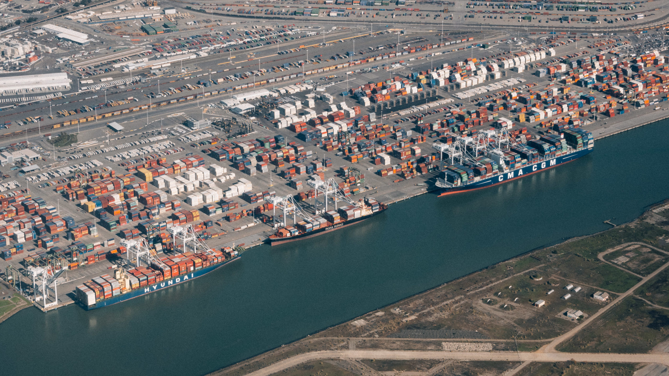 Oakland shipping container port