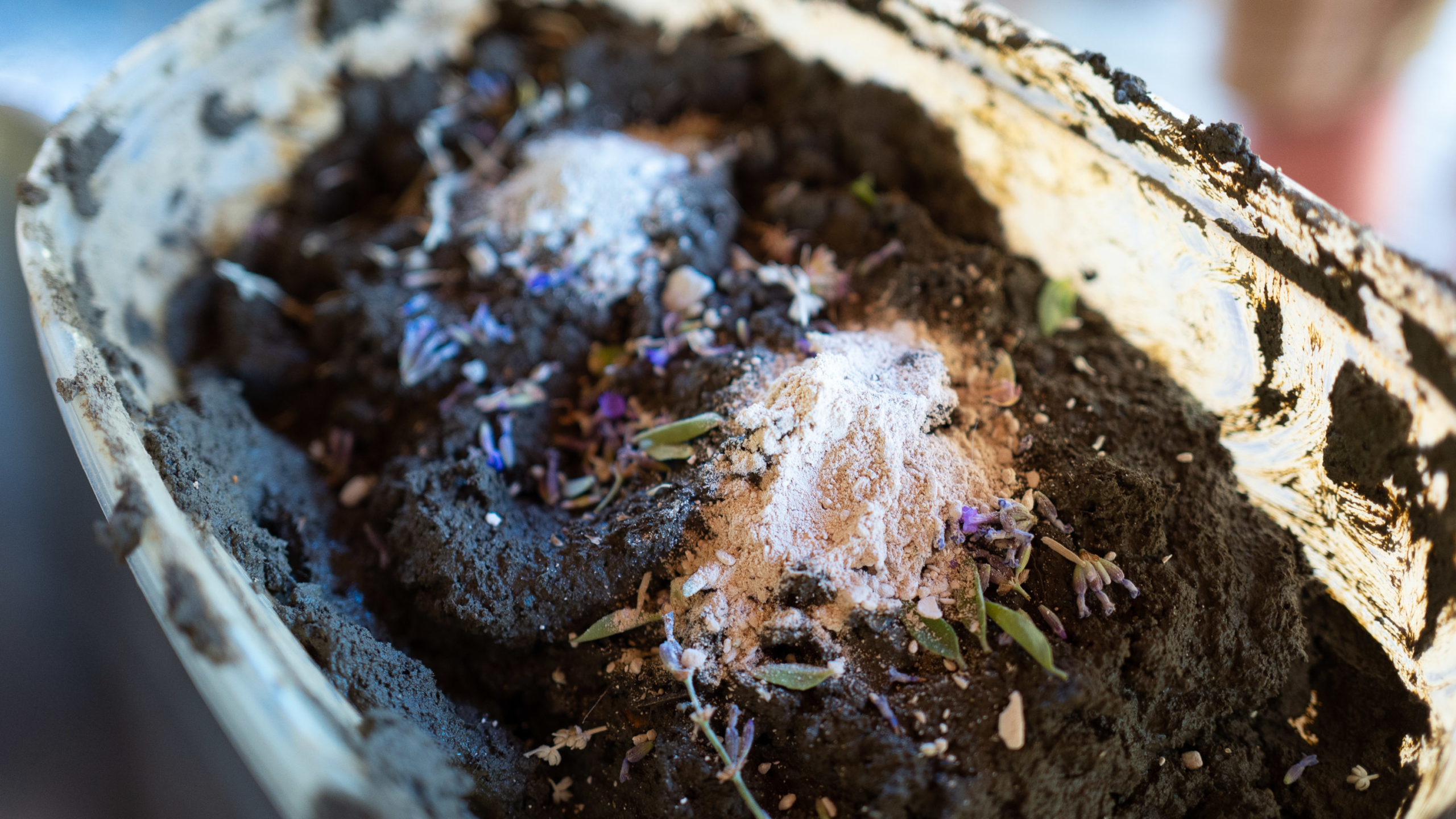 Ashes on the clay mixture