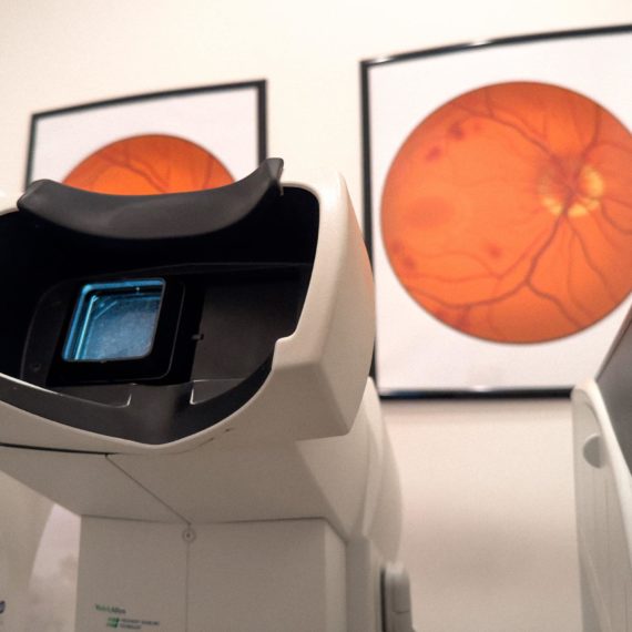 Optical testing device with two frame images of inside an eye on the wall